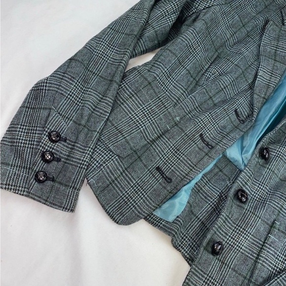 Blazer - Picture 2 of 9